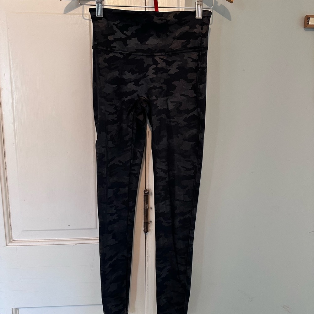 Spanx Faux Leather leggings in Camo print, SMALL